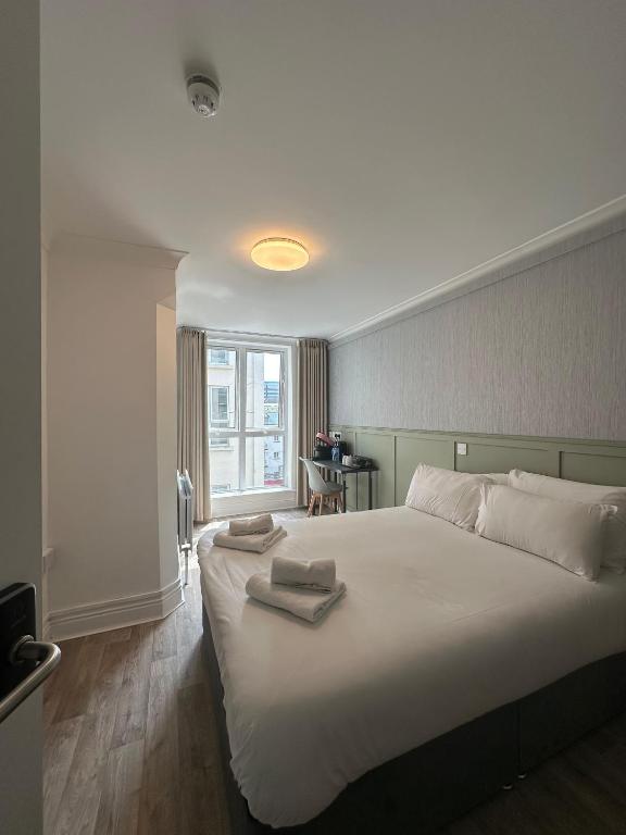 The Abbey Hotel - Resim 2