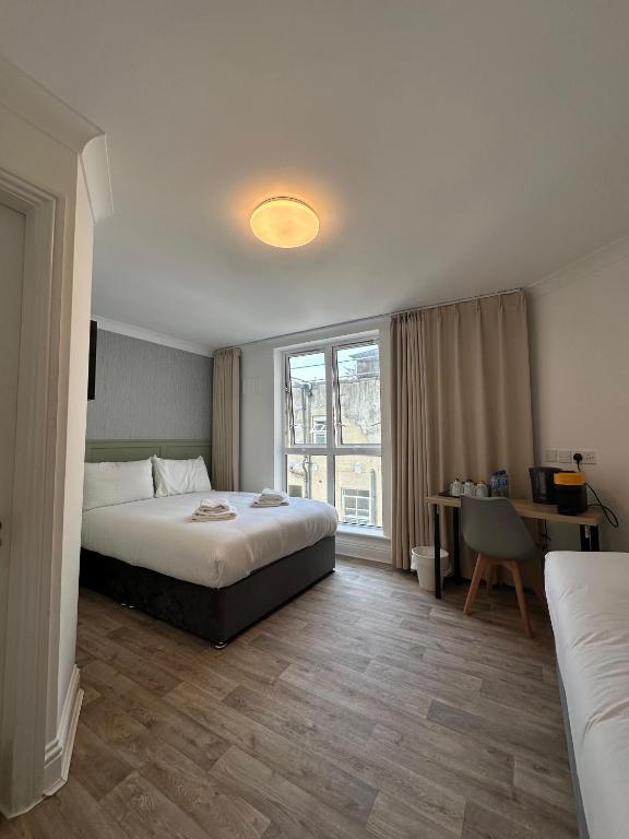 The Abbey Hotel - Resim 7