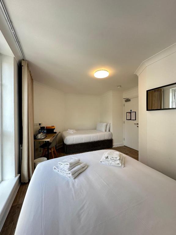 The Abbey Hotel - Resim 15