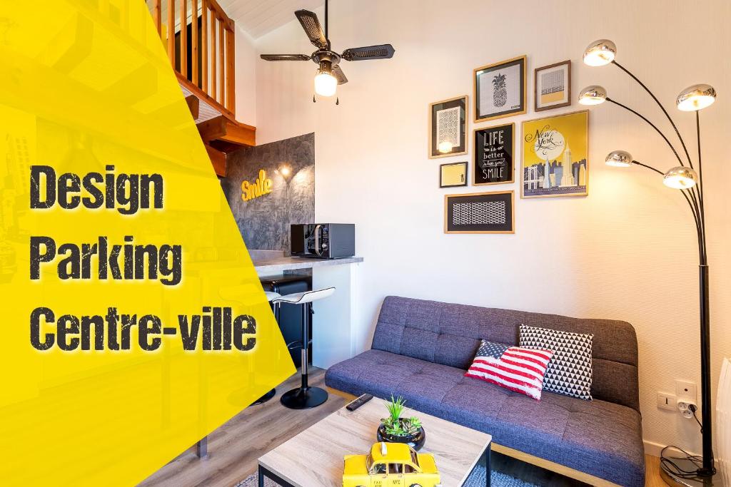 Le Duplex Lemon - Séjour Acidulé Proche Centre في مونت دي مارسان: غرفة معيشة بها أريكة وطاولة