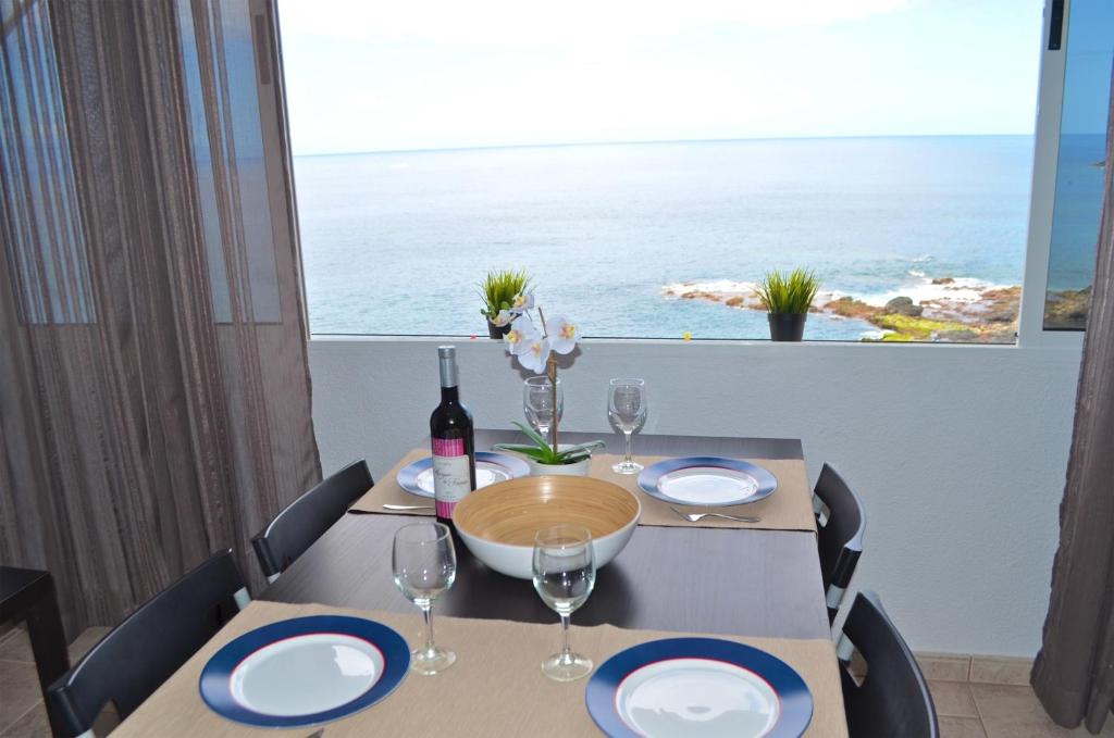 einen Esstisch mit Meerblick in der Unterkunft Apartment With Great Seaview in Puerto de Santiago