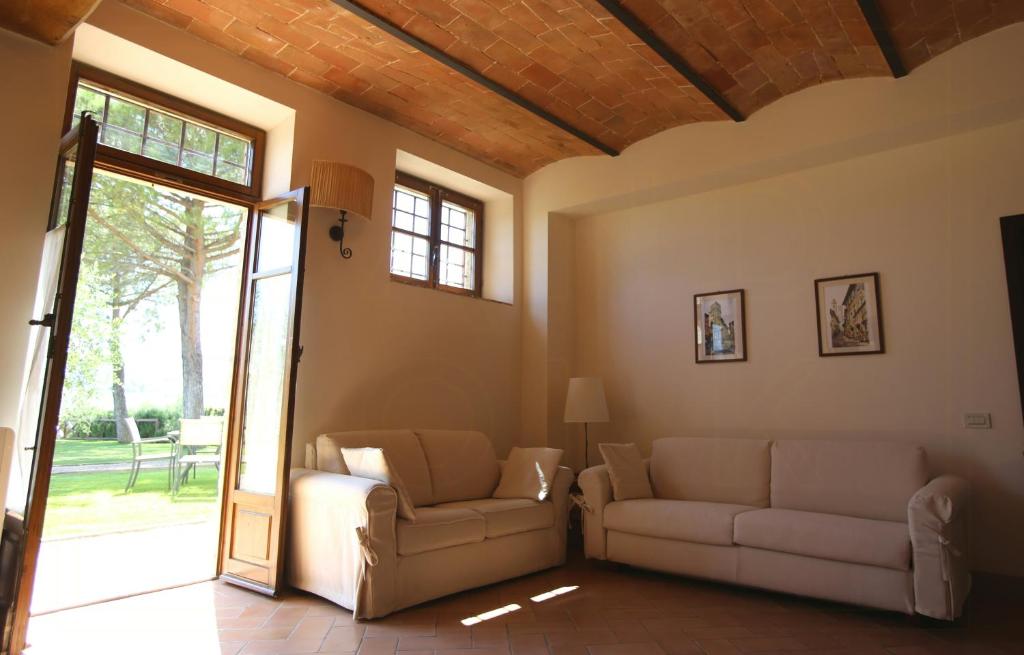 Posezení v ubytování Historic Farmhouse Overlooking San Gimignano