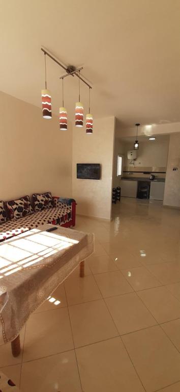 une grande pièce avec un canapé et quelques lumières dans l'établissement APPT A Louer MARTIL, à Martil