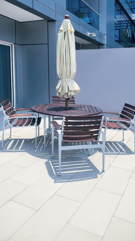 
Elite Two-Bedroom Apartment With Terrace - Inclusive of complimentary shuttle bus to Deira City Centre & Dubai Festival City Mall
