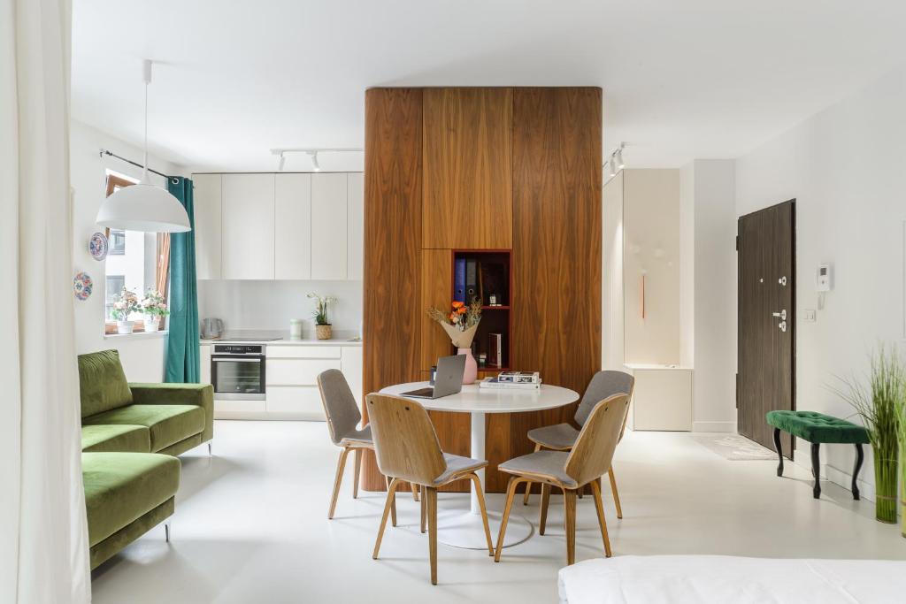 a kitchen and living room with a table and chairs at Lumina Deluxe Warsaw in Warsaw
