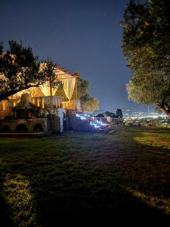 un edificio en un campo por la noche con luces en Olea bungalows, en Akrotiri