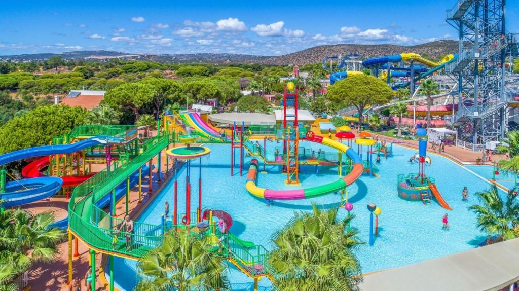 Swimmingpoolen hos eller tæt på Cavalo Preto Luxury Beach Resort - C201