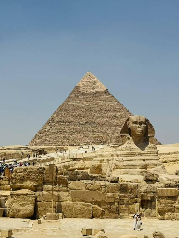 a view of the pyramid and the sphinx at Cairo 1890 in Cairo