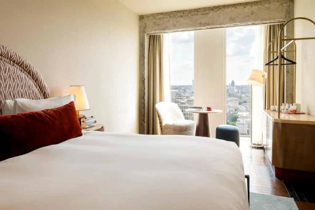 Roomy - Skyline View