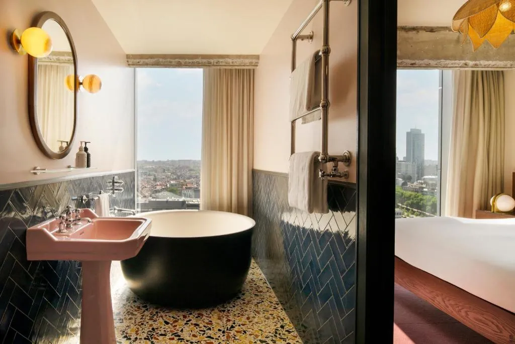 Roomy Bath - Skyline View