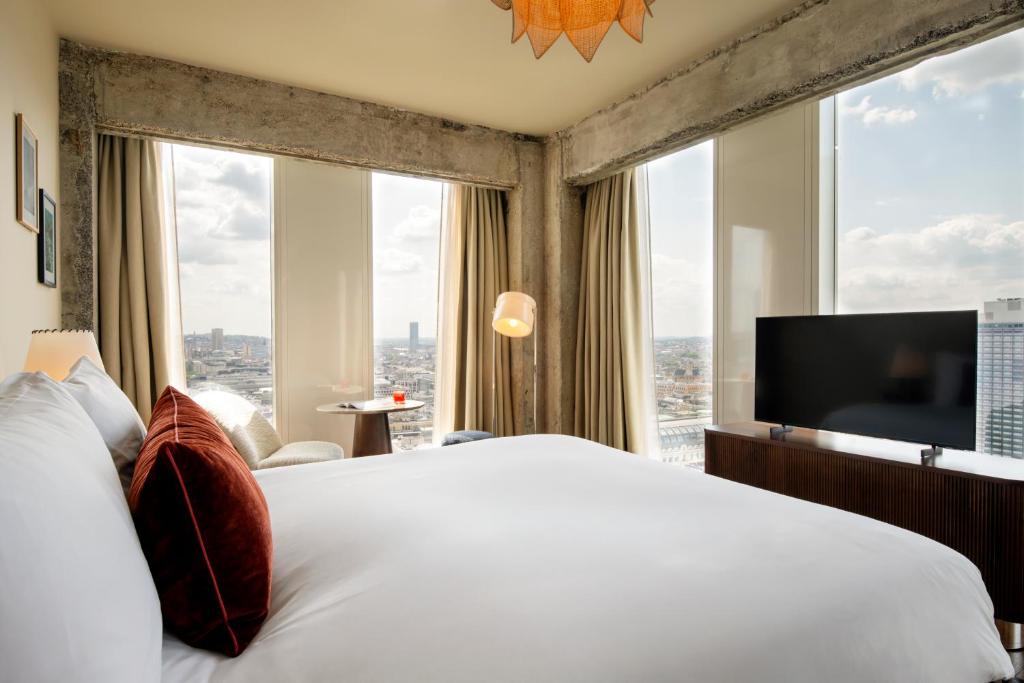 
Roomy Corner - Skyline View
