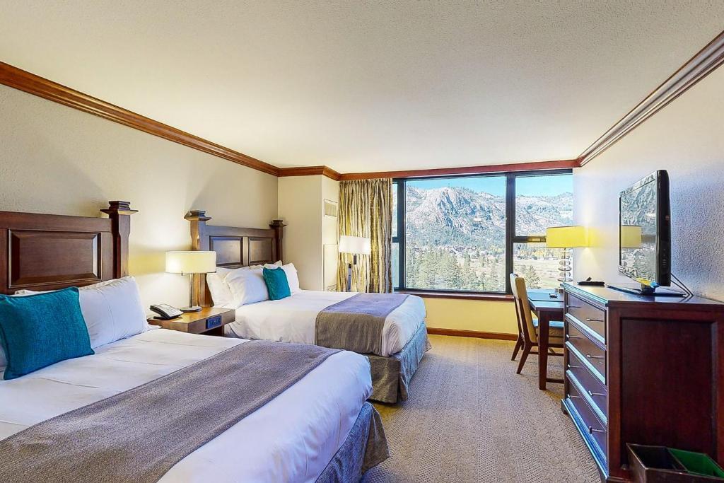 pokój hotelowy z dwoma łóżkami i oknem w obiekcie Everline Resort & Spa 806 w mieście Olympic Valley