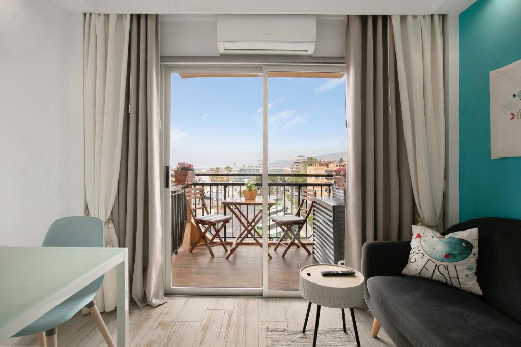 ein Wohnzimmer mit Blick auf einen Balkon in der Unterkunft Cute Studio In The Sun in Puerto de la Cruz