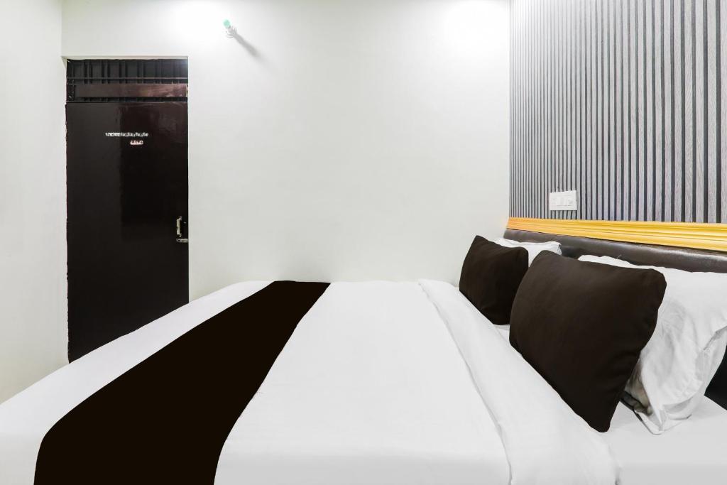 Postel nebo postele na pokoji v ubytování Super Hotel O SHUBH INN HOTEL