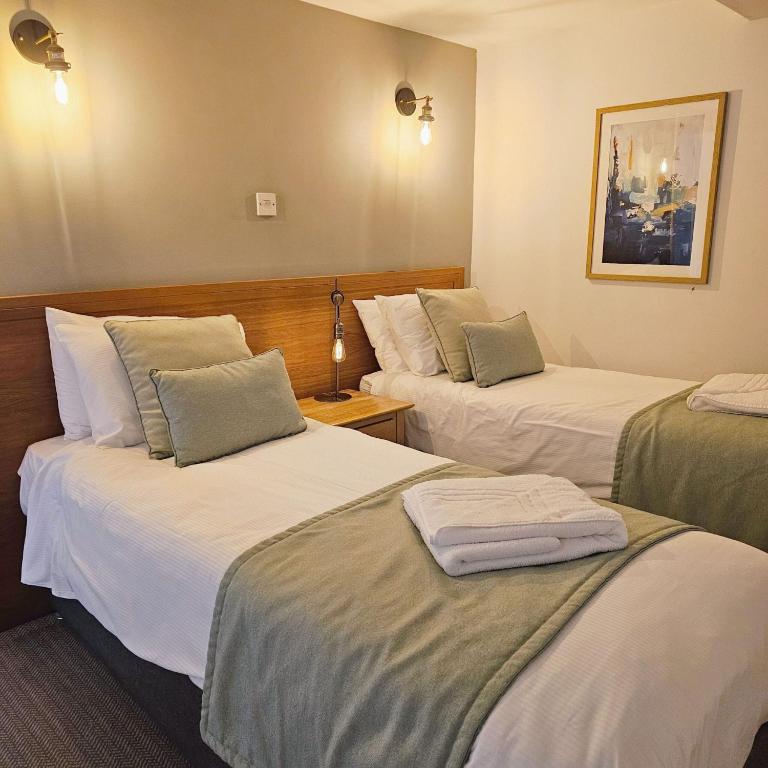 Lakeview Manor - Family Room (Pet Friendly)