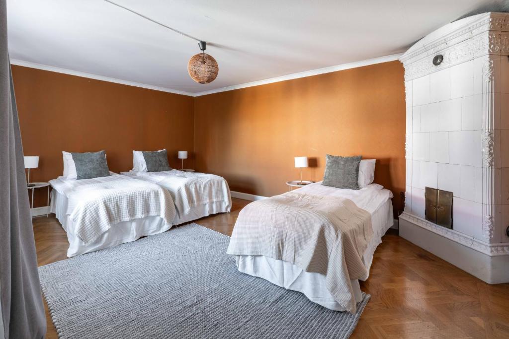 Ένα ή περισσότερα κρεβάτια σε δωμάτιο στο Central located apartment in middle of Visby