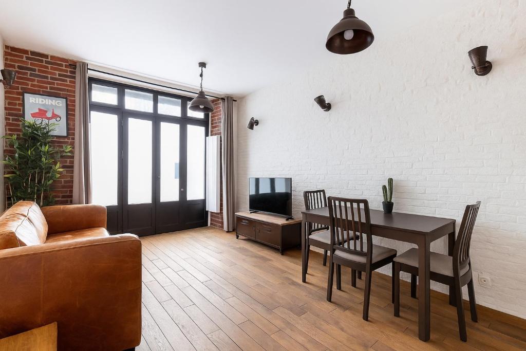 Practical Flat, Paris X