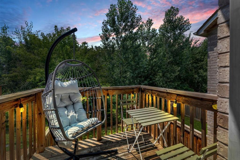 En balkon eller terrasse på Chic Open-Concept 5 Beds Home by Airport and Highways