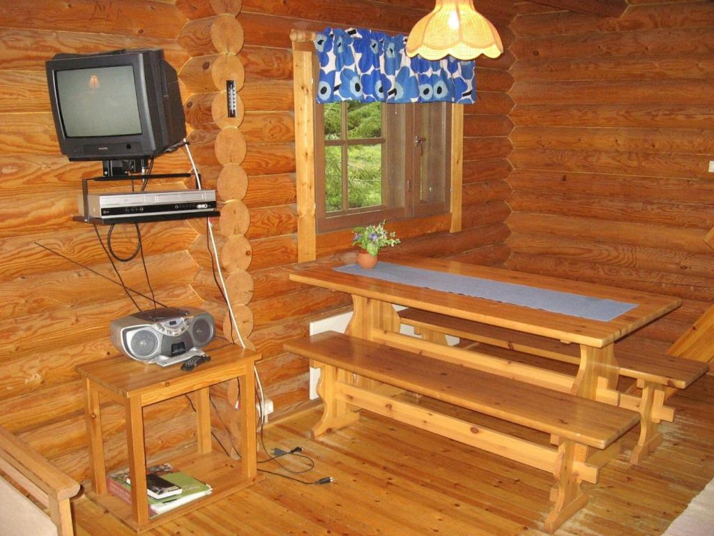 Televisyen dan/atau pusat hiburan di Practical Apartment for 6 with Sauna
