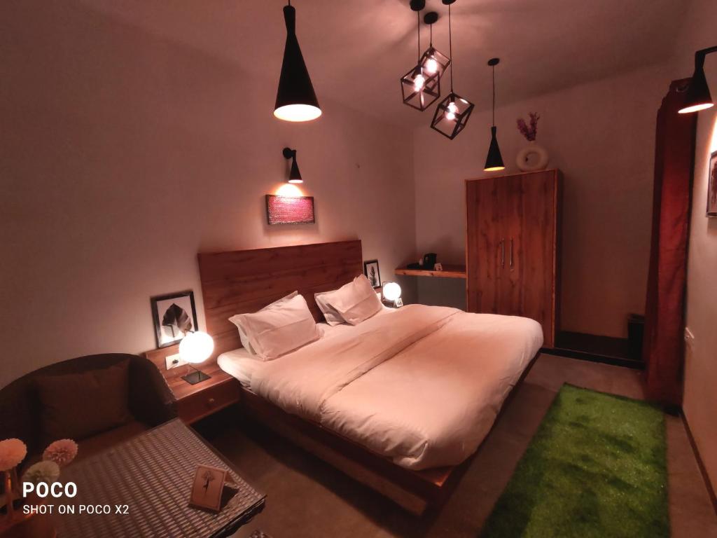 Кровать или кровати в номере Revaant Retreat