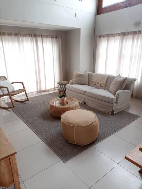 Χώρος καθιστικού στο CBD Penthouse on Main street Self Catering
