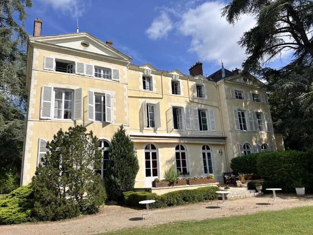 Gallery image of Chateau de CHICAMOUR in Sury-aux-Bois