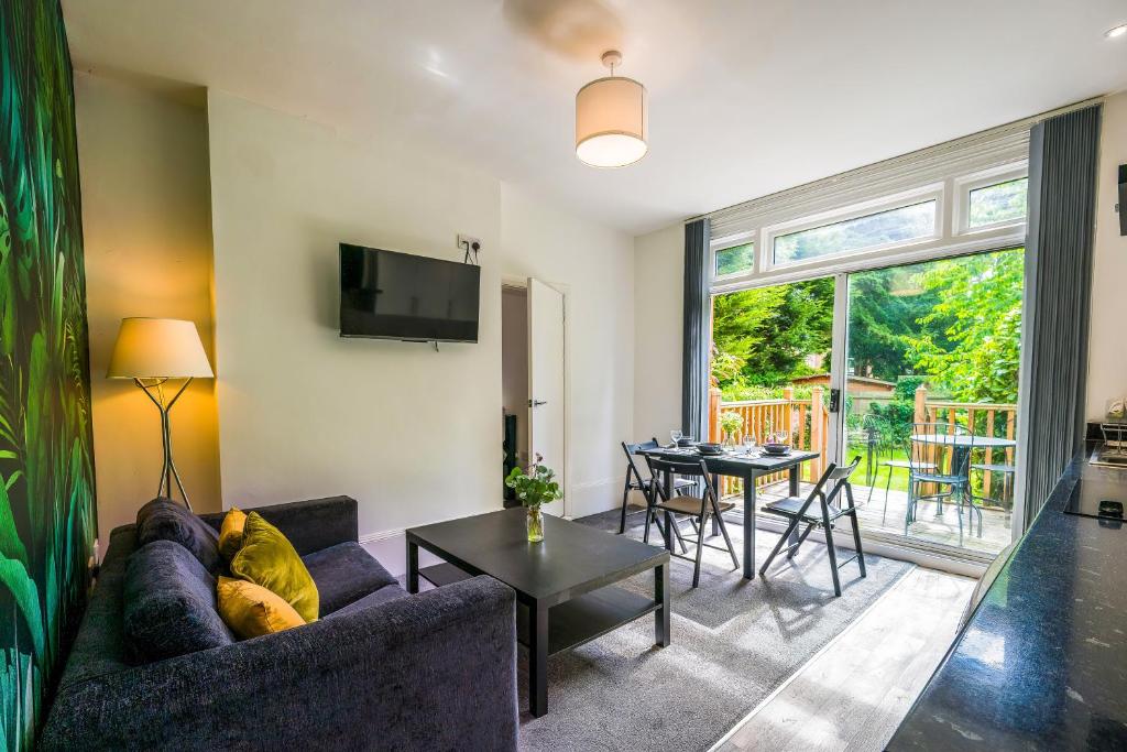 un salon avec un canapé et une table dans l'établissement RUBY Delightful Suite Moseley Mews, Birmingham By STAE-Homes, à Birmingham