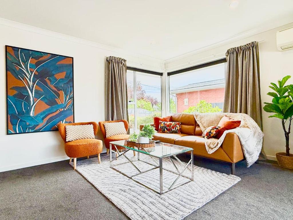 un salon avec un canapé et une table dans l'établissement 6 Guests Family Home 7 Minutes to Airport, à Christchurch