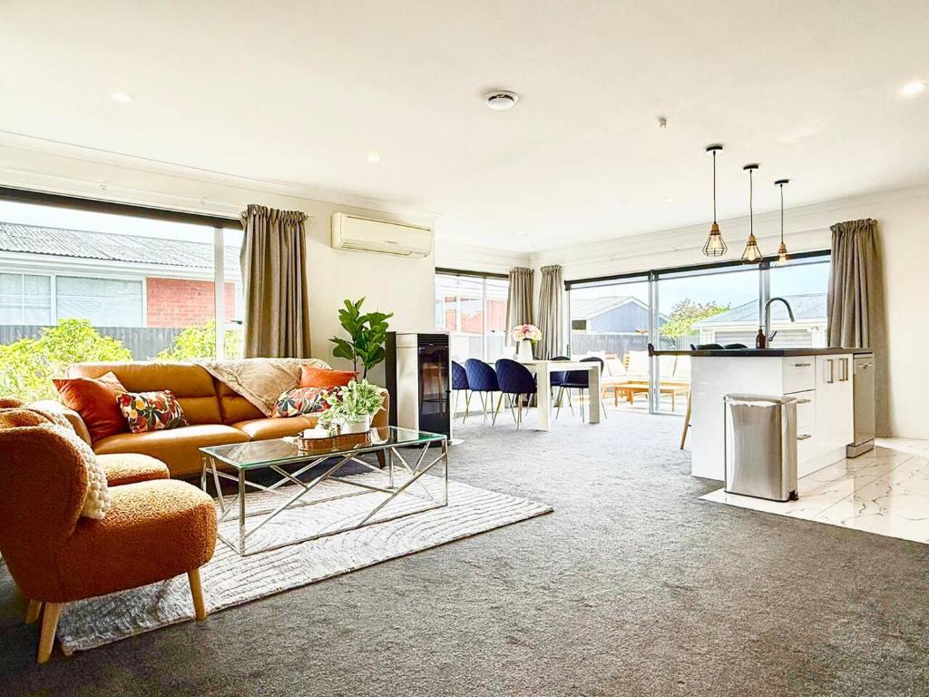 6 Guests Family Home 7 Minutes to Airport - Resim 9