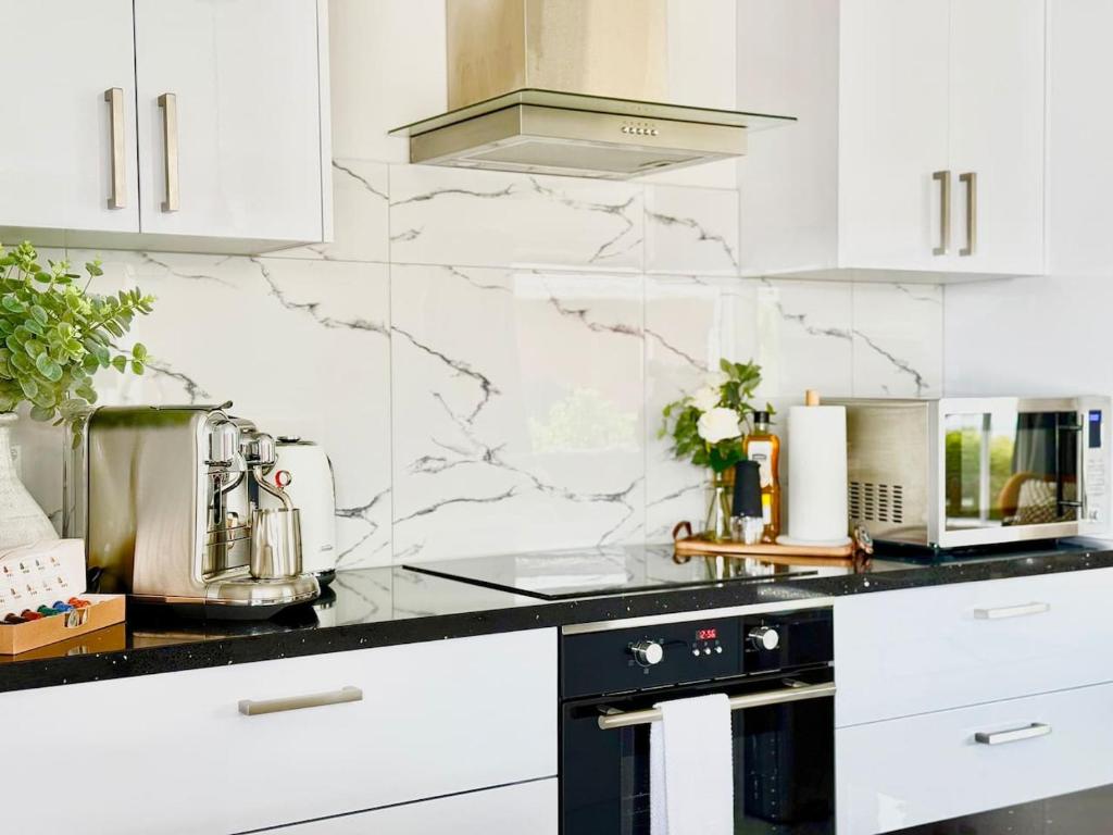 6 Guests Family Home 7 Minutes to Airport - Resim 12