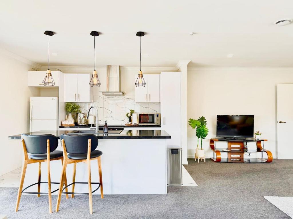 6 Guests Family Home 7 Minutes to Airport - Resim 13