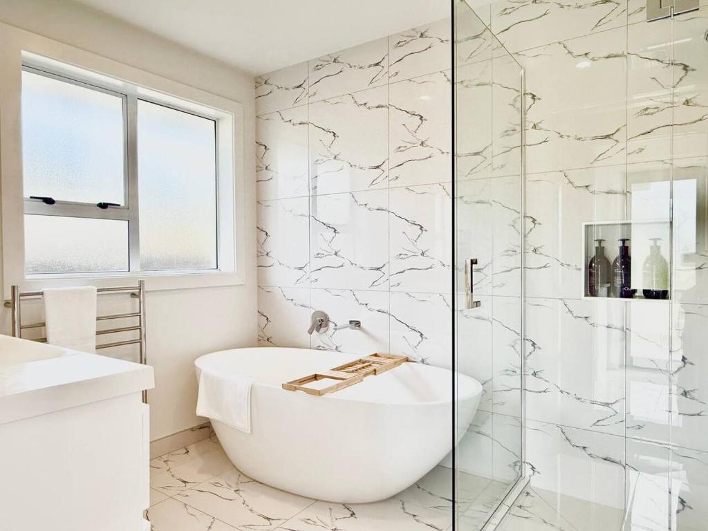 6 Guests Family Home 7 Minutes to Airport - Resim 20