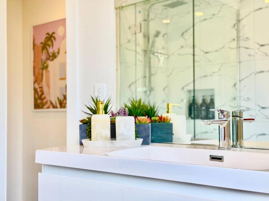 6 Guests Family Home 7 Minutes to Airport - Resim 3