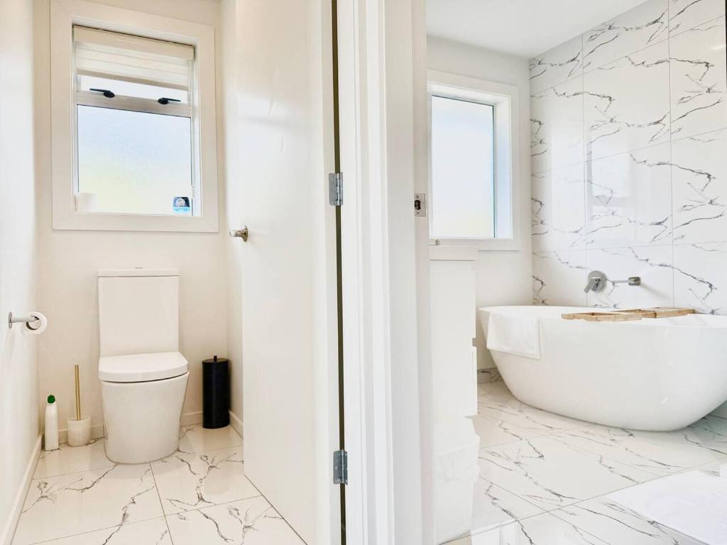 6 Guests Family Home 7 Minutes to Airport - Resim 22