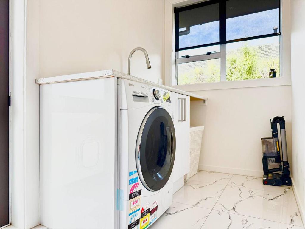 6 Guests Family Home 7 Minutes to Airport - Resim 23