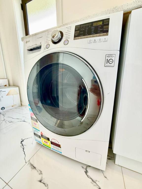 6 Guests Family Home 7 Minutes to Airport - Resim 24