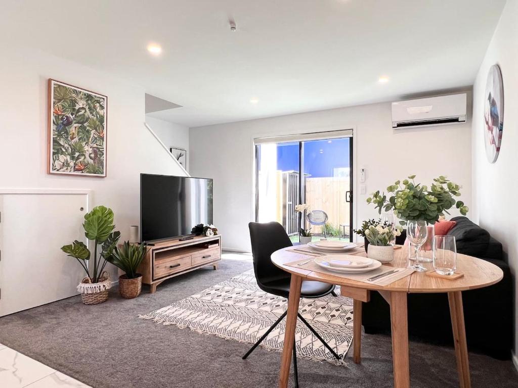 Μια τηλεόραση ή/και κέντρο ψυχαγωγίας στο NEW Home Away from Home on Salisbury