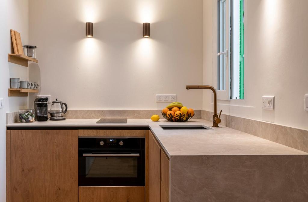 Η κουζίνα ή μικρή κουζίνα στο Modern 2-Room Apartment on Monaco Border - Premium Amenities and Elegant Design