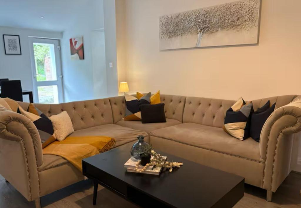 セント・ヘレンズにあるSpacious Bungalow in St Helens, Free Parking, 1min to Carr Mill Damのソファとコーヒーテーブルのあるリビングルーム