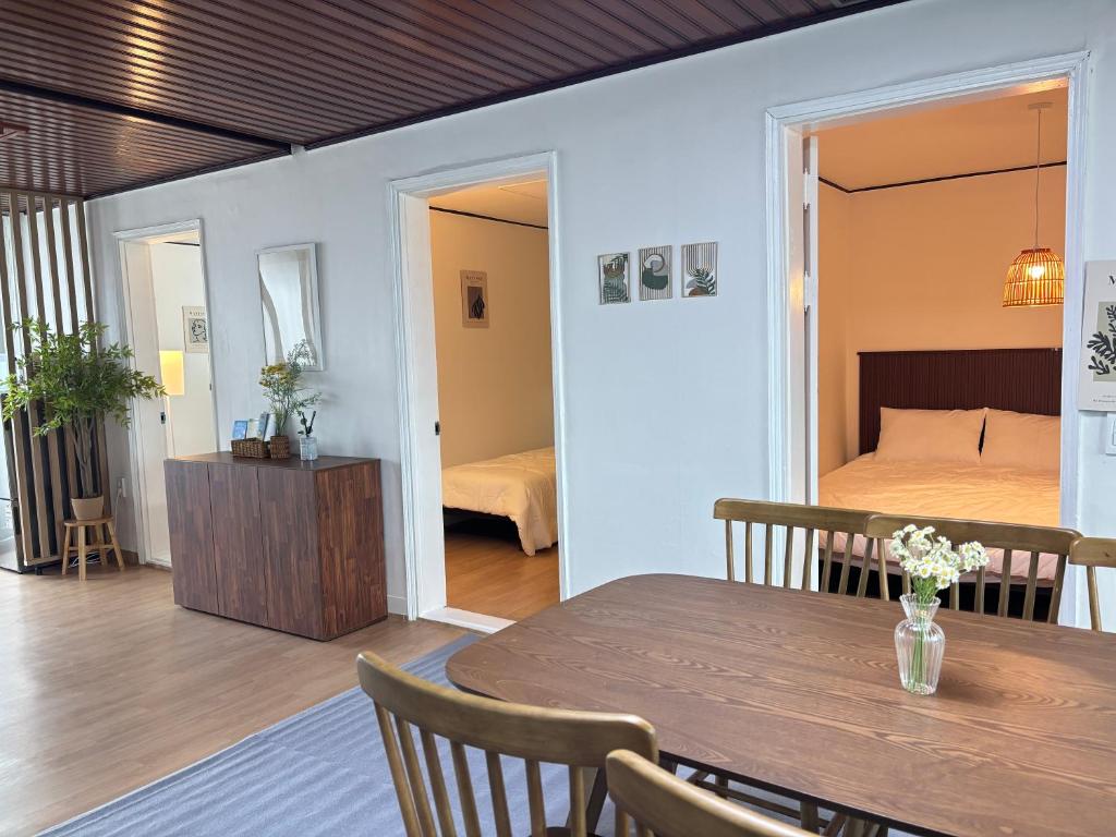 テジョンにあるCoco Houseのテーブルとベッドと寝室のある部屋