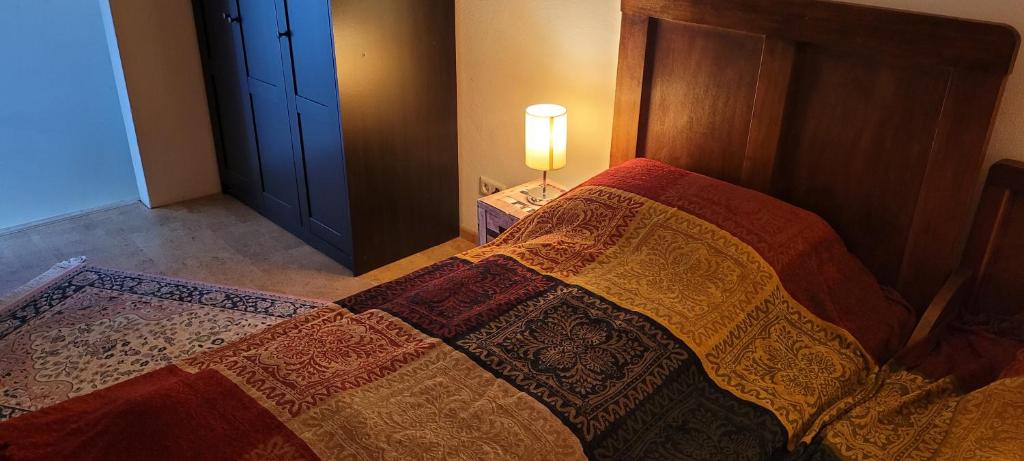 a bedroom with a bed and a lamp on a table at Große 2 Zimmer Wohnung mit Bad Dusche und Badewanne in Boppard