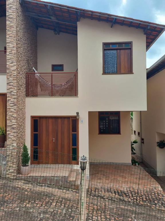 a house with a wooden door and a fence at Casa em Lençóis in Lençóis