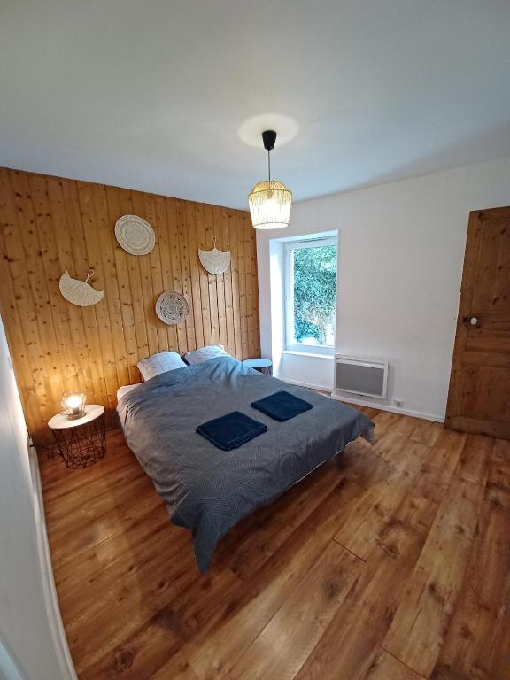 a bedroom with a large bed and a window at Appartement T2 Rodez centre in Rodez