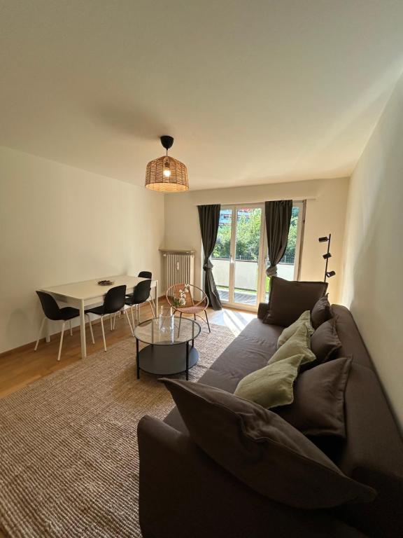 Χώρος καθιστικού στο Plain & Practical Zurich Apartment