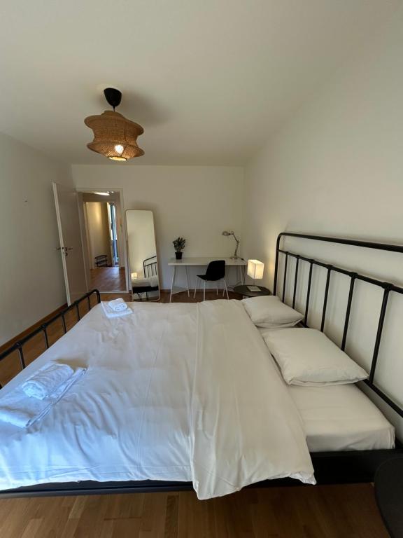 Plain & Practical Zurich Apartment - Resim 10