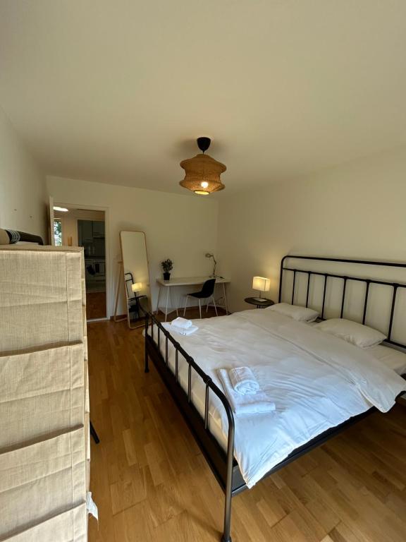 Plain & Practical Zurich Apartment - Resim 11