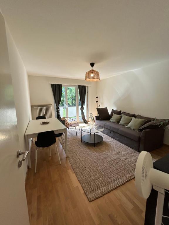 Plain & Practical Zurich Apartment - Resim 7