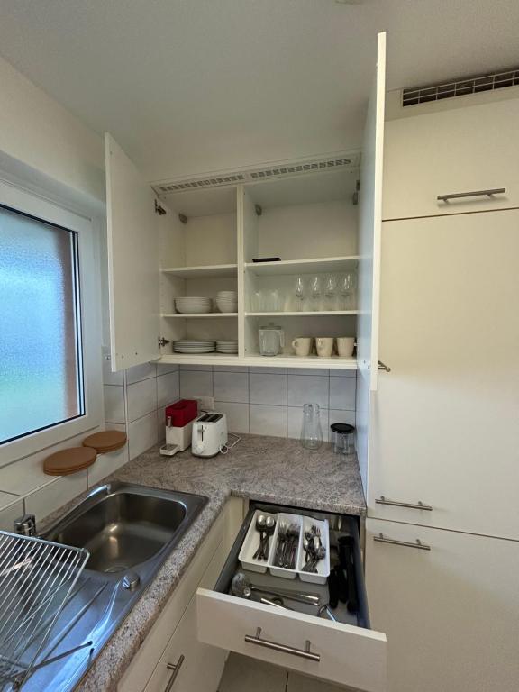 Plain & Practical Zurich Apartment - Resim 6