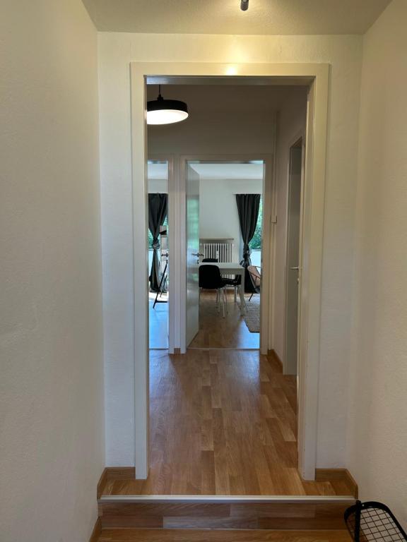 Plain & Practical Zurich Apartment - Resim 12