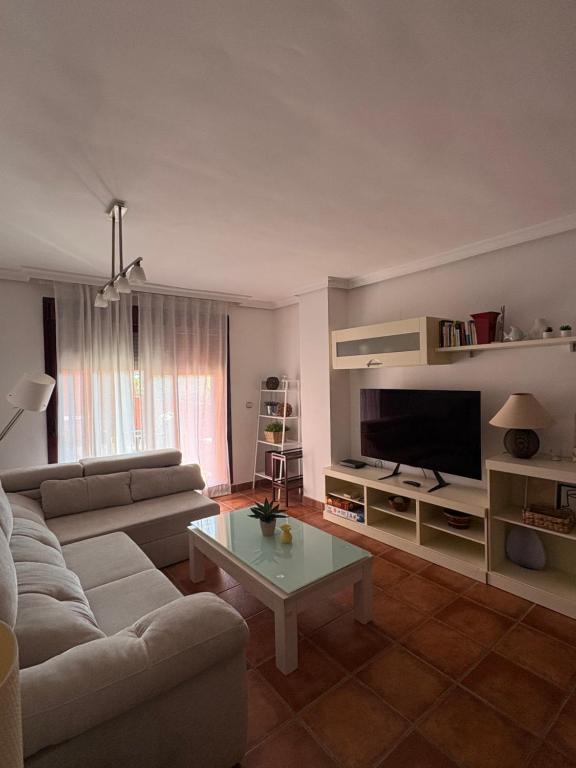 ein Wohnzimmer mit Sofa und Tisch in der Unterkunft Beach Apartment Tropical Golf in Motril